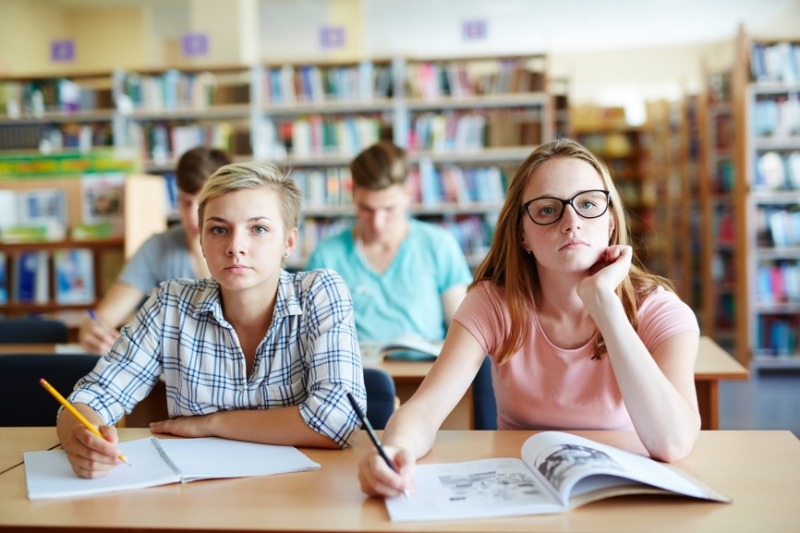 школьницы-подростки обучаются быстрому чтению