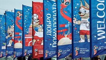 Флаги с символикой чемпионата мира по футболу 2018 на Дворцовом мосту в Санкт-Петербурге