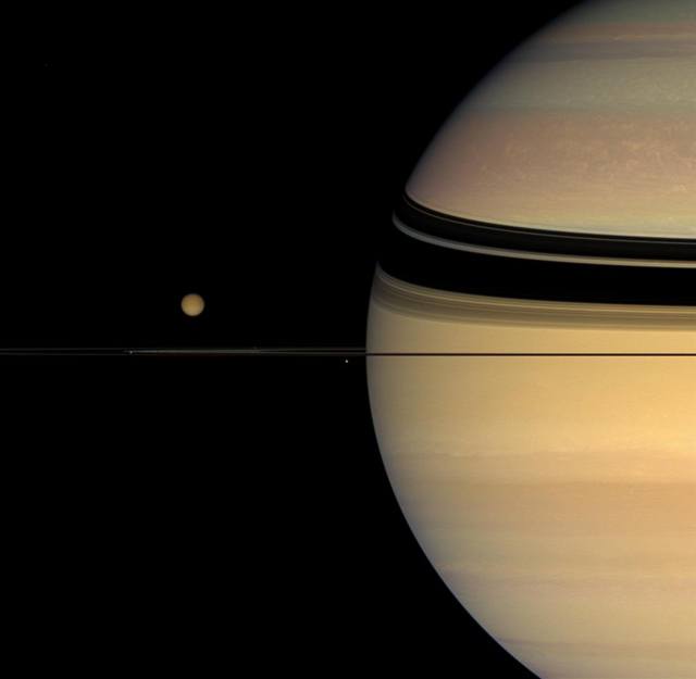 Сатурн и его спутники — Титан, Янус, Мимас и Прометей — на фоне колец Сатурна,