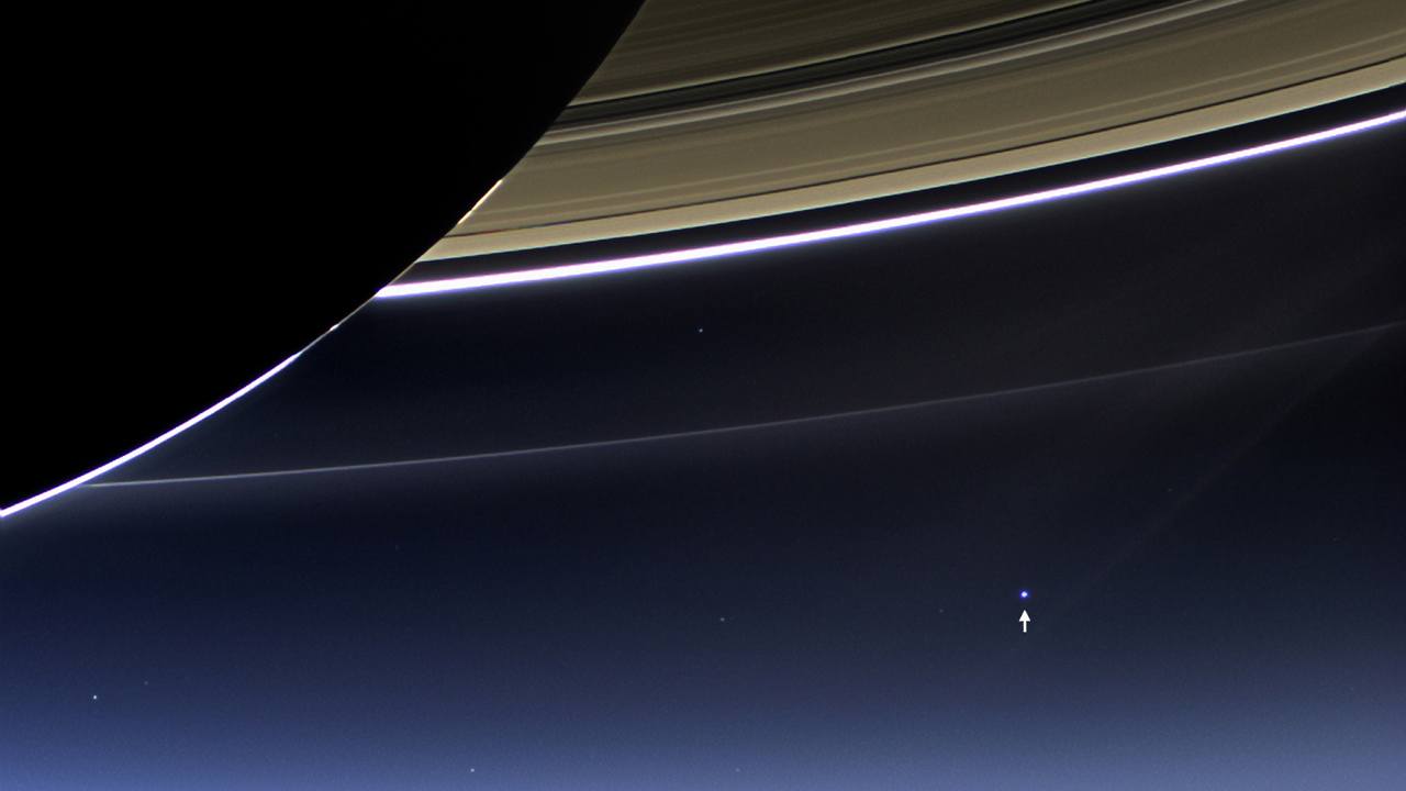 Снимок Земли, сделанный межпланетной станцией Кассини около Сатурна (19 Июля 2013).