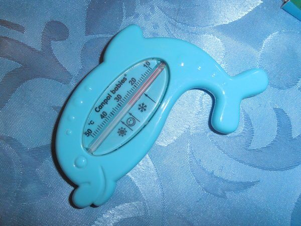 Обязательно измеряйте температуру воды при купании новорожденного. Она должна быть не менее 36,7-37 градусов