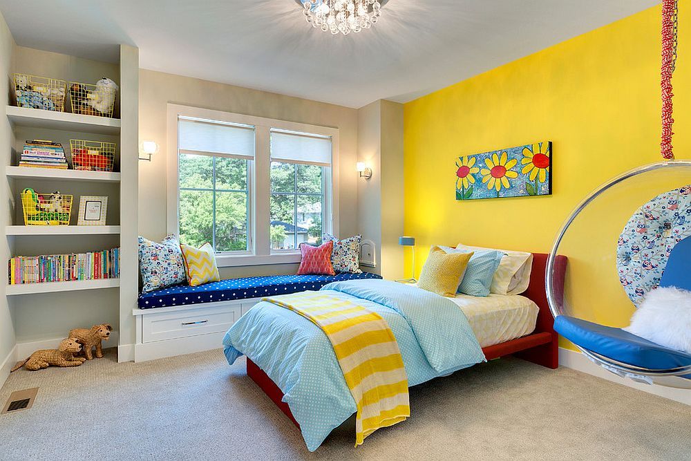 Окраска стены детской комнаты в желтый цвет