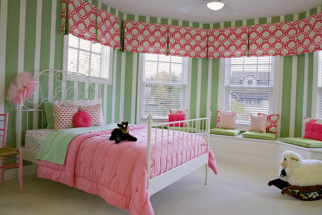 Розовое одеяло в спальне девочки дошкольного возраста