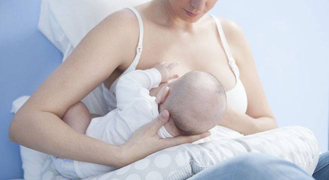 Лактостаз — нередкое явление среди кормящих мам. Если расспросить женщин, кормивших грудью, то почти каждая признается, что хотя бы раз сталкивалась с болью, жаром, уплотнением в груди.