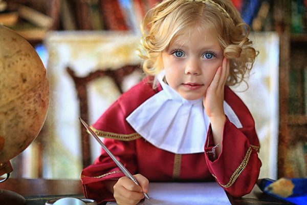 Девочка с ручкой за столом