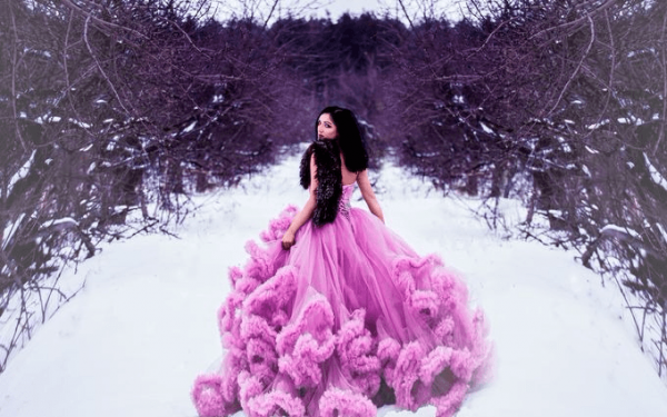 Девушка в красивом платье на снегу