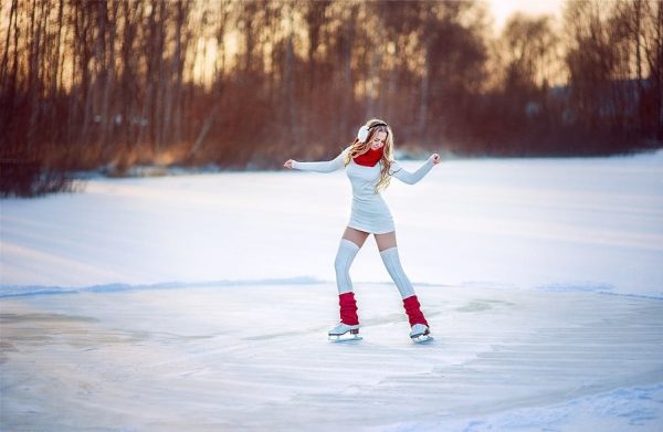 Девушка катается на коньках
