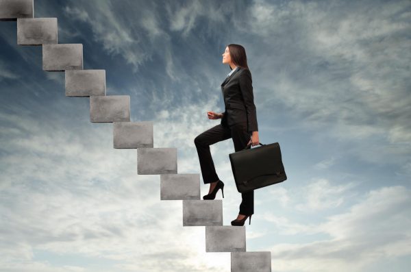 Женщина поднимается по карьерной лестнице