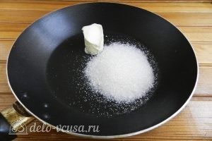 Фруктовый пирог: На сковороду выкладываем масло и сахар