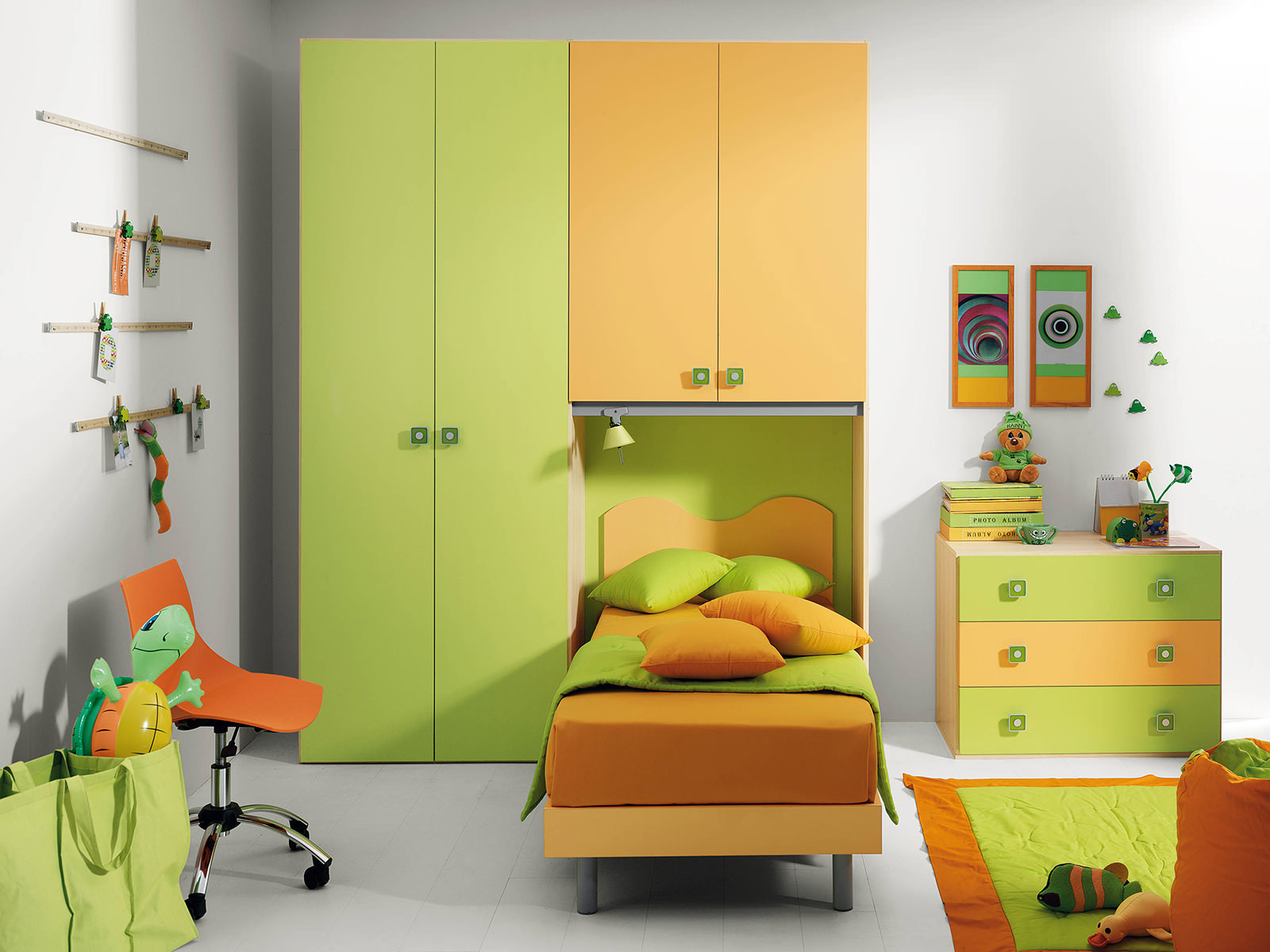 Оранжево-зеленая мебель в детской комнате