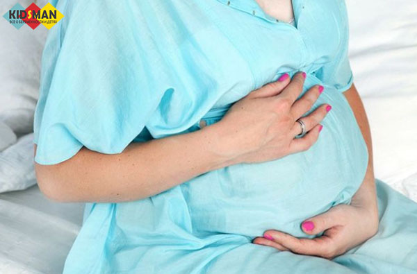 беременная женщина в больничной пижаме