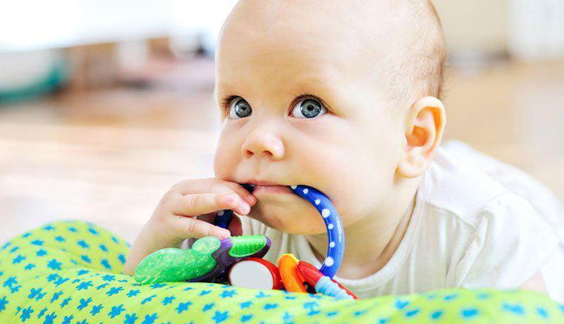 Малыш очень любит тянуть в рот игрушки и другие предметы