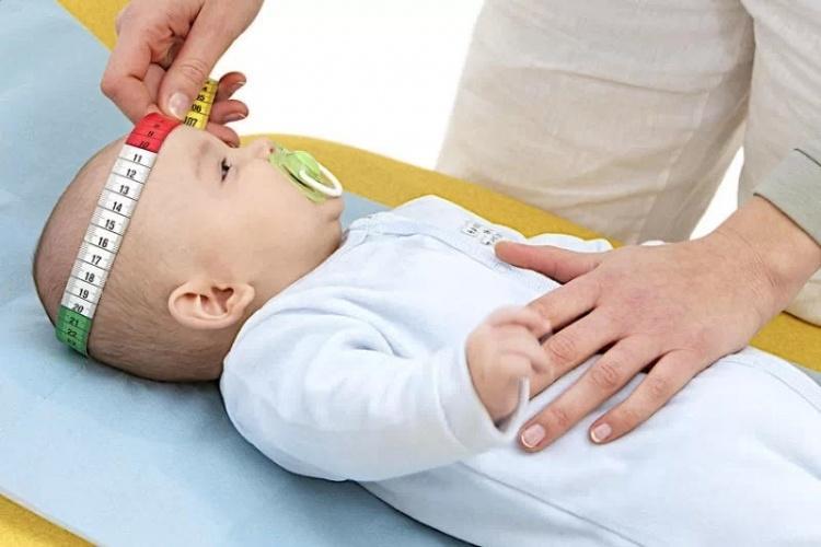 Измерение обхвата головы младенца