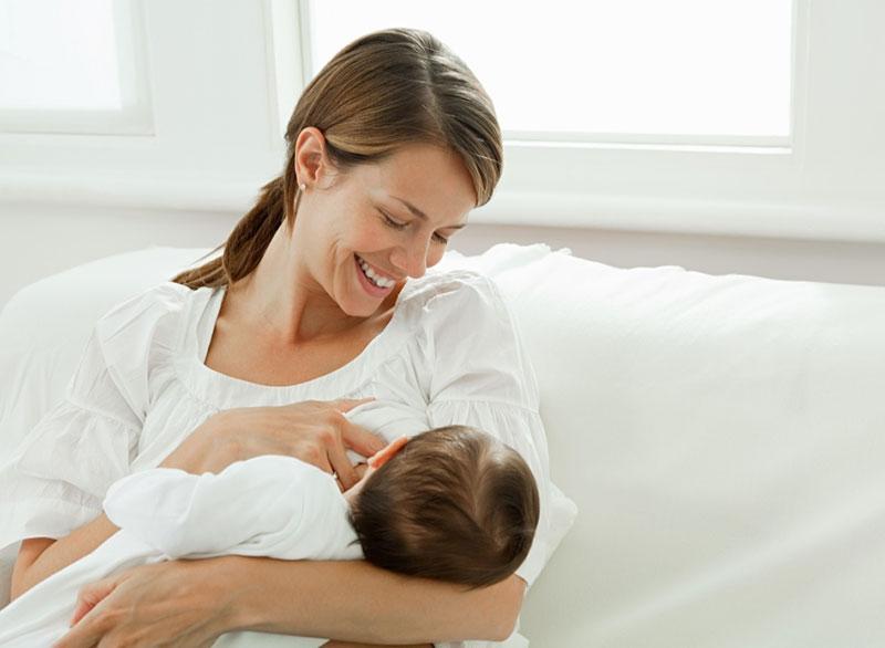 С молоком матери полезные свойства чернослива могут поступать в организм младенца