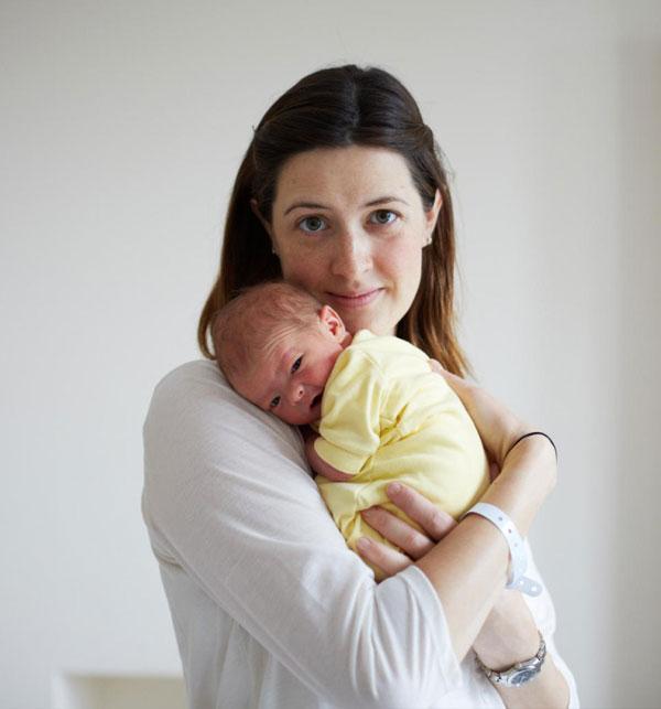 Новорожденный на руках столбиком в желтом