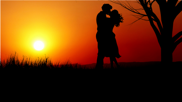Пара целуется на закате