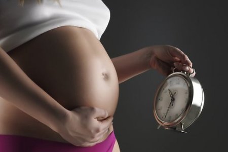Беременная с часами: если роды не начинаются в срок