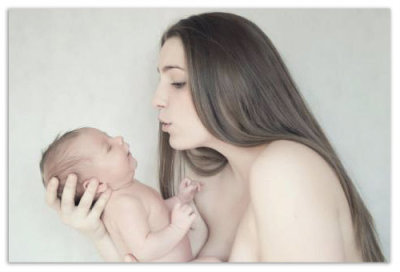 Младенец на руках у матери