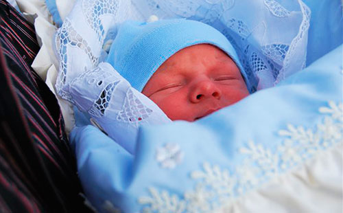 Новорожденный в синей шапочке