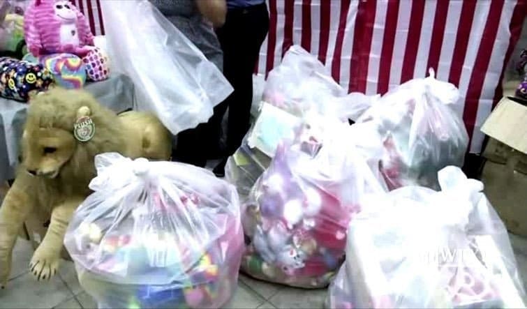 Кэрол Сачман отправила посылку с игрушками для детей в городской отдел нью-йоркского департамента, оказывающего помощь сиротам
