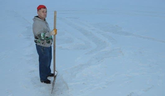 Дворник Семен Бухарина из Ижевска рисует картины метлой и лопатой на снегу