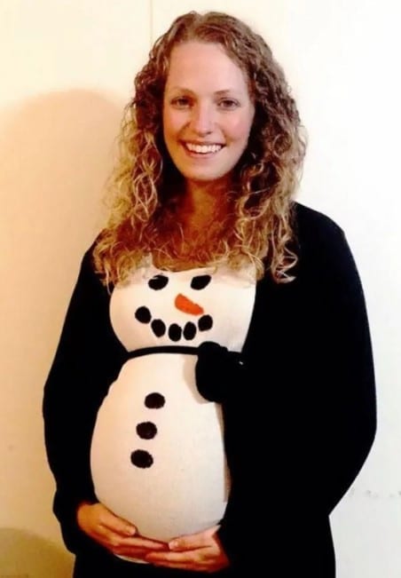беременная женщина со снеговиком