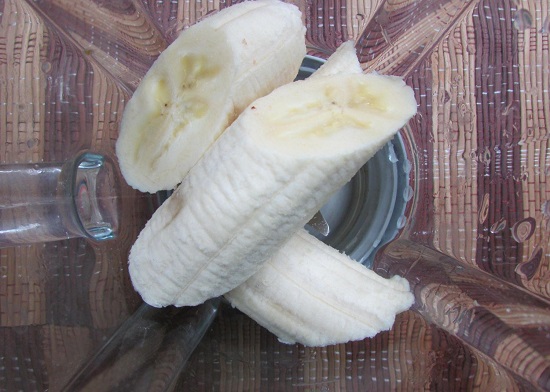 Банан очищаем от кожуры