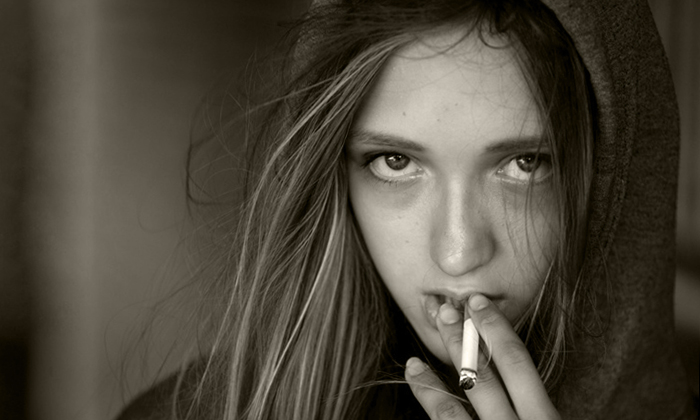 подросток курит