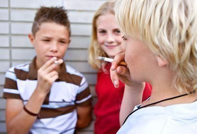 Подростки курят