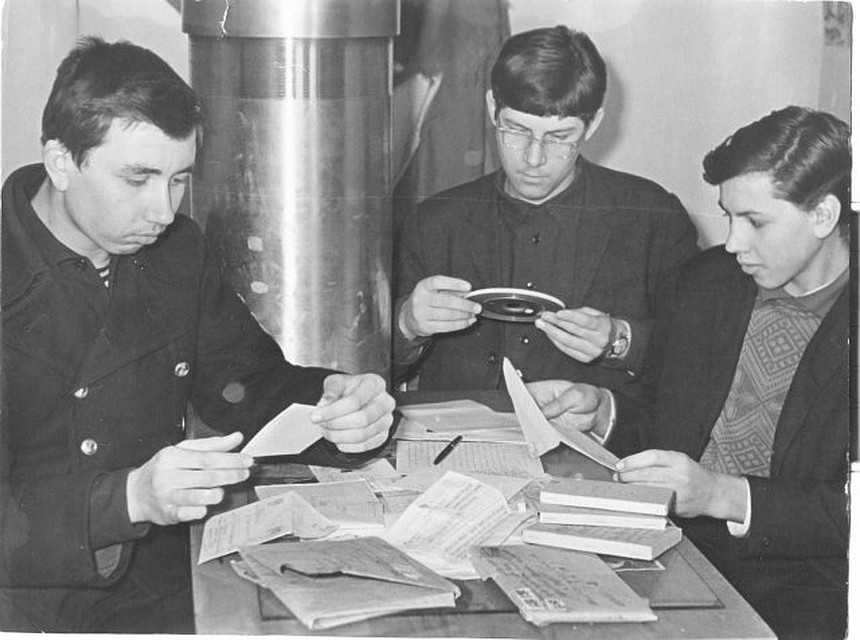 Март 1968 года. Володя Сакуров, Виктор Буравкин и Дмитрий Павлов разбирают письма в 2017 год. 