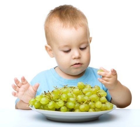 Виноград детям: с какого возраста давать и его польза