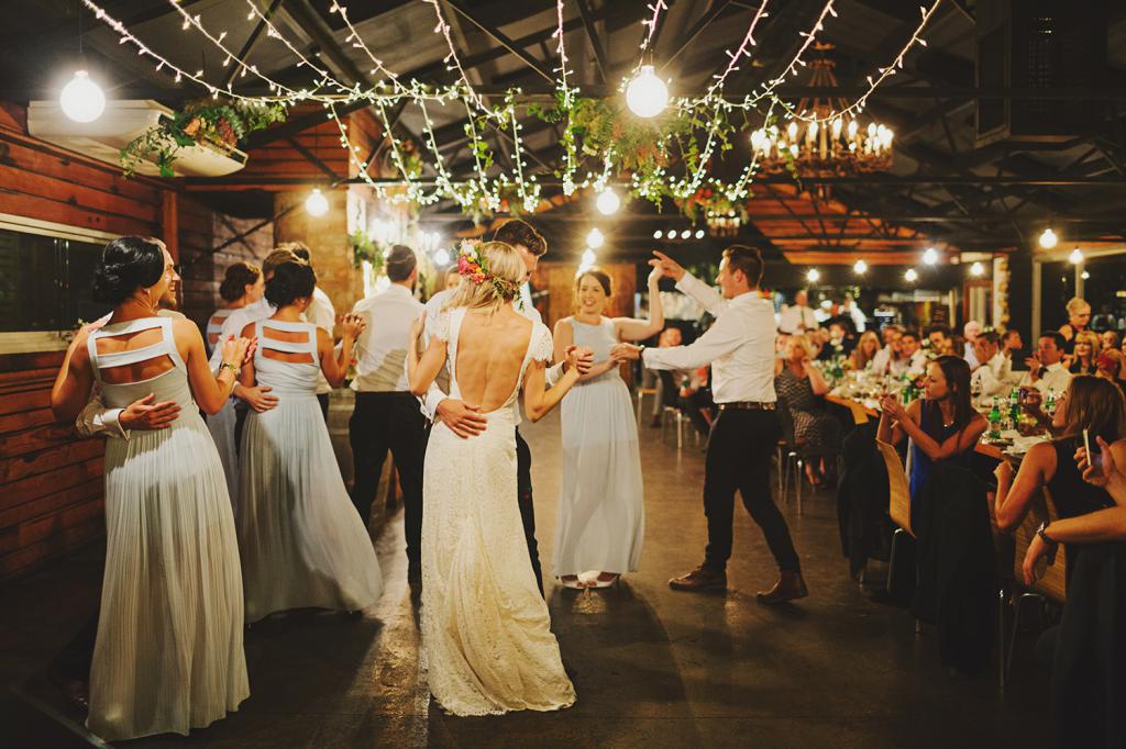 Танцевать на свадьбе
