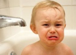Ребенок плачет после купания