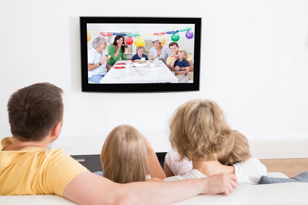 Какие передачи и фильмы по телевизору можно смотреть детям?