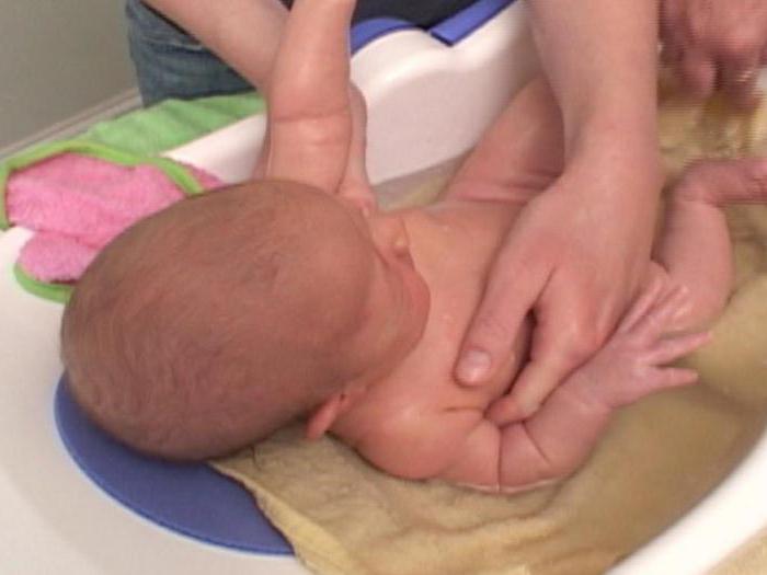 Как купать новорожденного мальчика первый раз