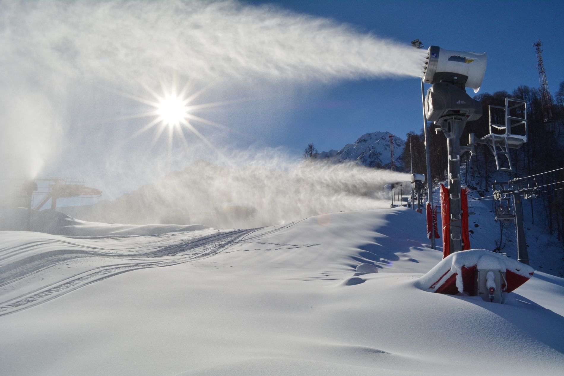 Снежные пушки © Фото пресс-службы горного курорта «Роза Хутор»